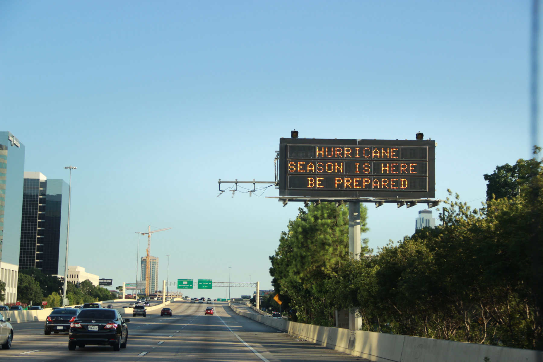 Digital road sign in Orlando warning drivers about hurricane season, highlighting the region’s tropical monsoon climate and weather preparedness.