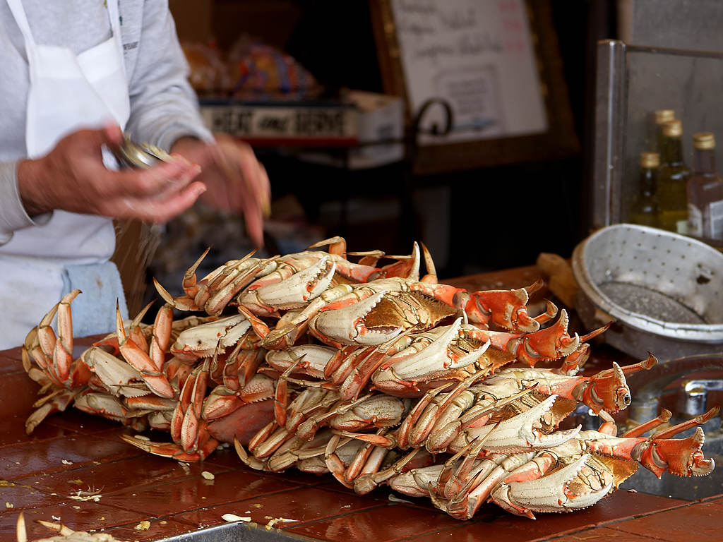 Dungeness crab ready to eat at Fisherman's Wharf in San Francisco. By See below. - http://pdphoto.org/PictureDetail.php?mat=pdef&pg=8364, Public Domain, https://commons.wikimedia.org/w/index.php?curid=8987231  