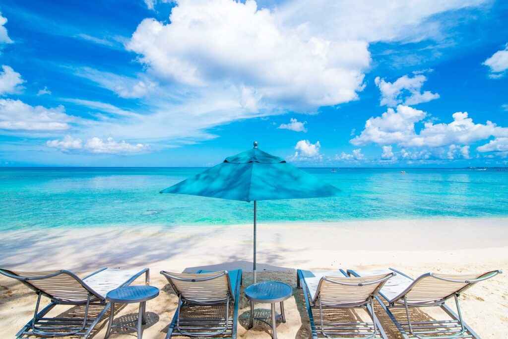 international removals from London to the Cayman Islands with 1st Move - Image of a stunning beach in the Cayman Islands.