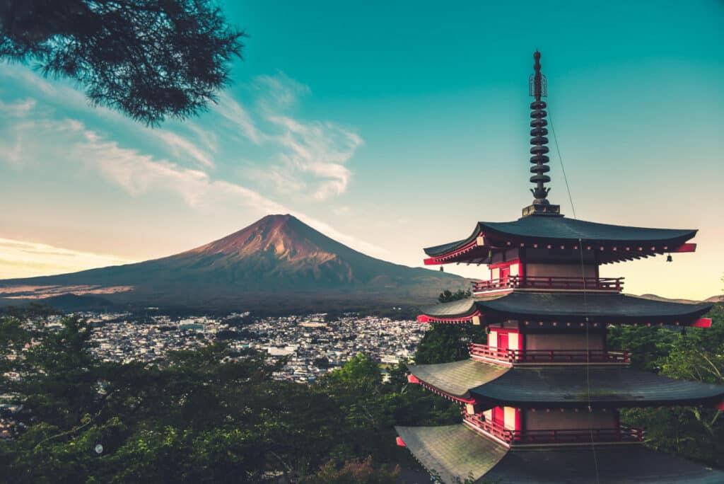 6 Reasons to Move to Japan