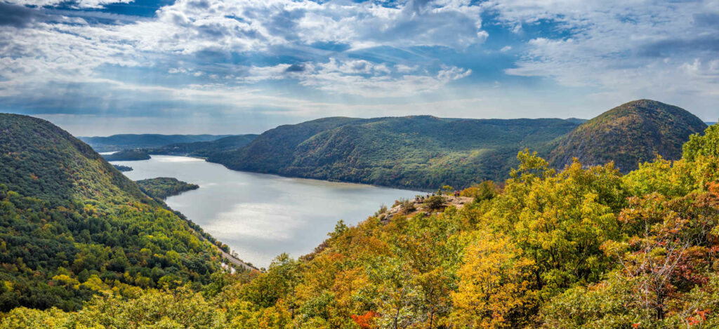 Panoramic view of Hudson River and Hundson Highlands from Breakneck Ridge